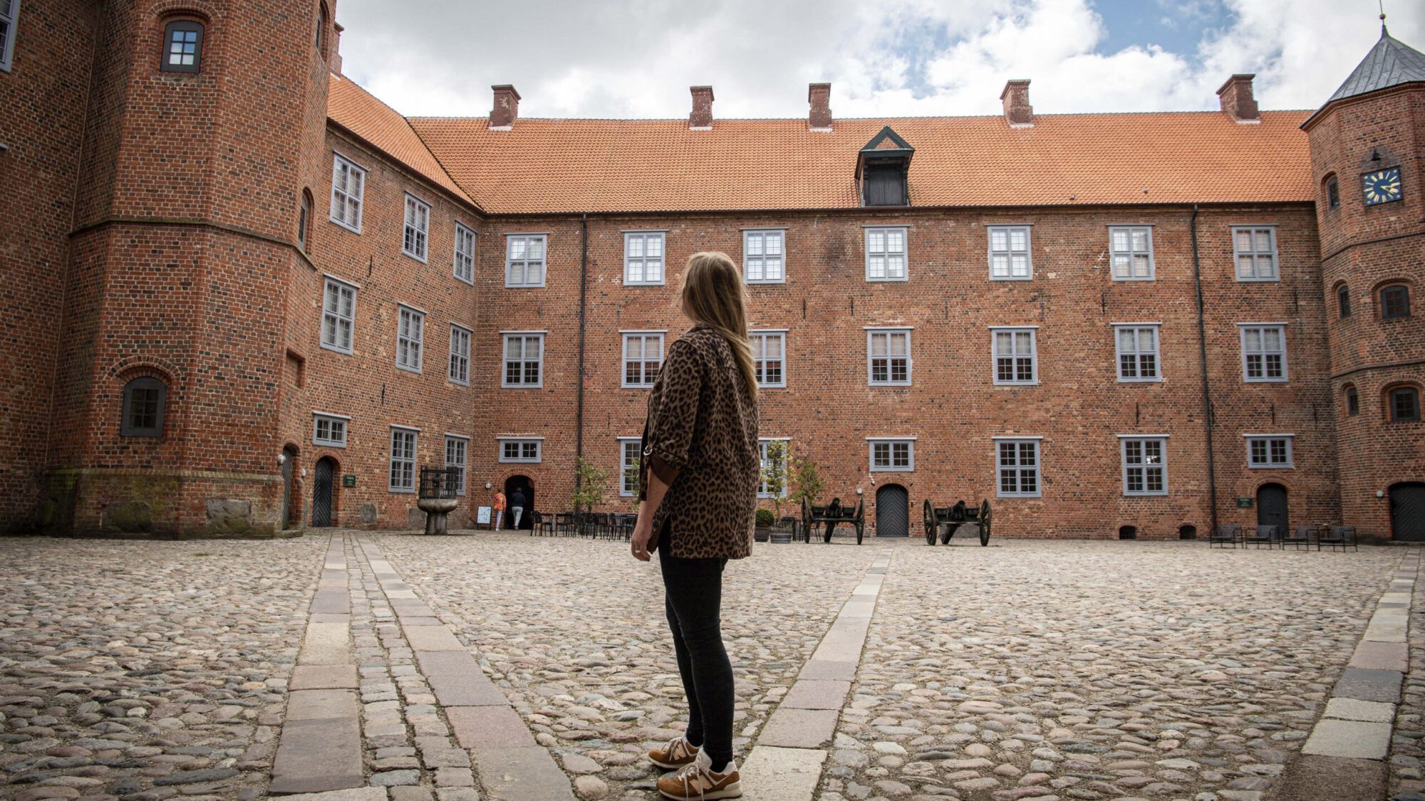 Kvinder står i slotsgården i Sønderborg Slot.