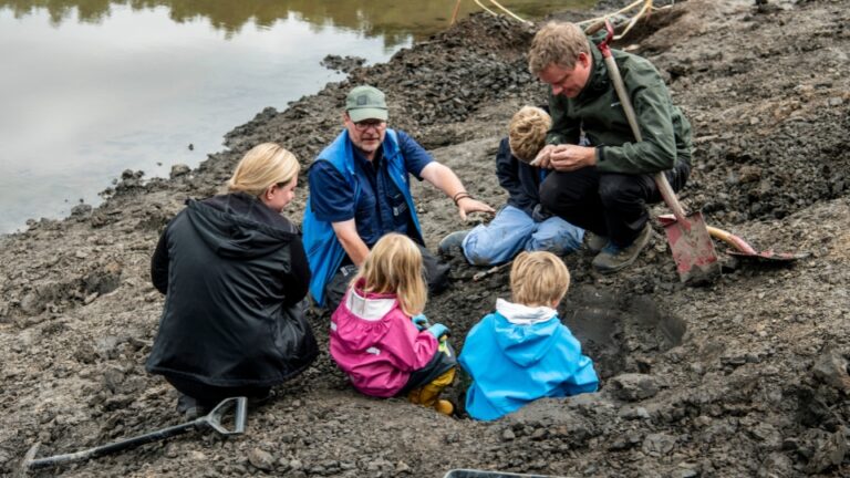 Tag familien med i lergraven