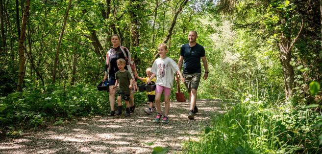 Eine Familie ist unterwegs, um Fossilien zu suchen.