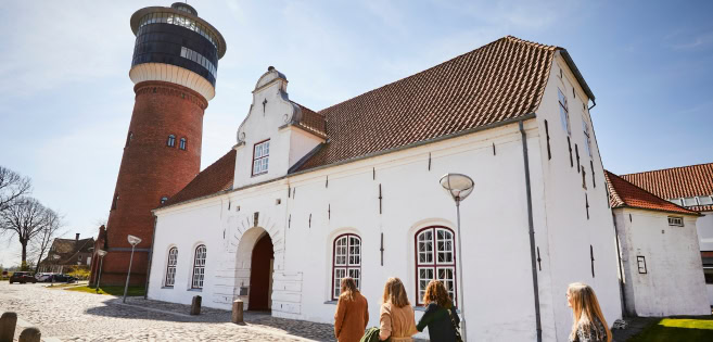 Die architektonischen Gebäude des Kunstmuseum in Tondern und der ikonische Wasserturm