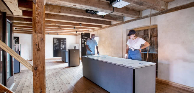 Zwei Menschen befinden sich in der Ausstellung der Højer Mühle