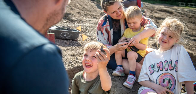 Eine Familie ist in der Grammer Tongrube und betrachtet ein gefundenes Fossil.