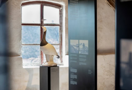 Eine Vogelfigur in der Ausstellung in der Mühle von Højer