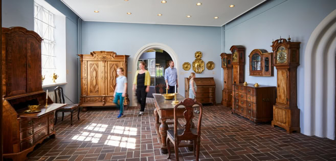 Eine Familie geht durch die Ausstellung im Museum für Kulturgeschichte in Tondern