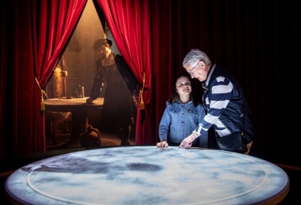 Im Schloss Sonderburg betrachten eine ältere Frau und ein Mädchen die digitale Installation in der Ausstellung über König Christian II