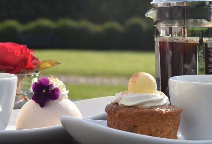 Kaffee und Kuchen an der Schloss Terrasse serviert