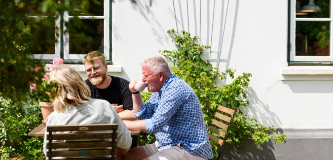 Eine Familie genießen Kaffee und Kuchen im Mühlengarten