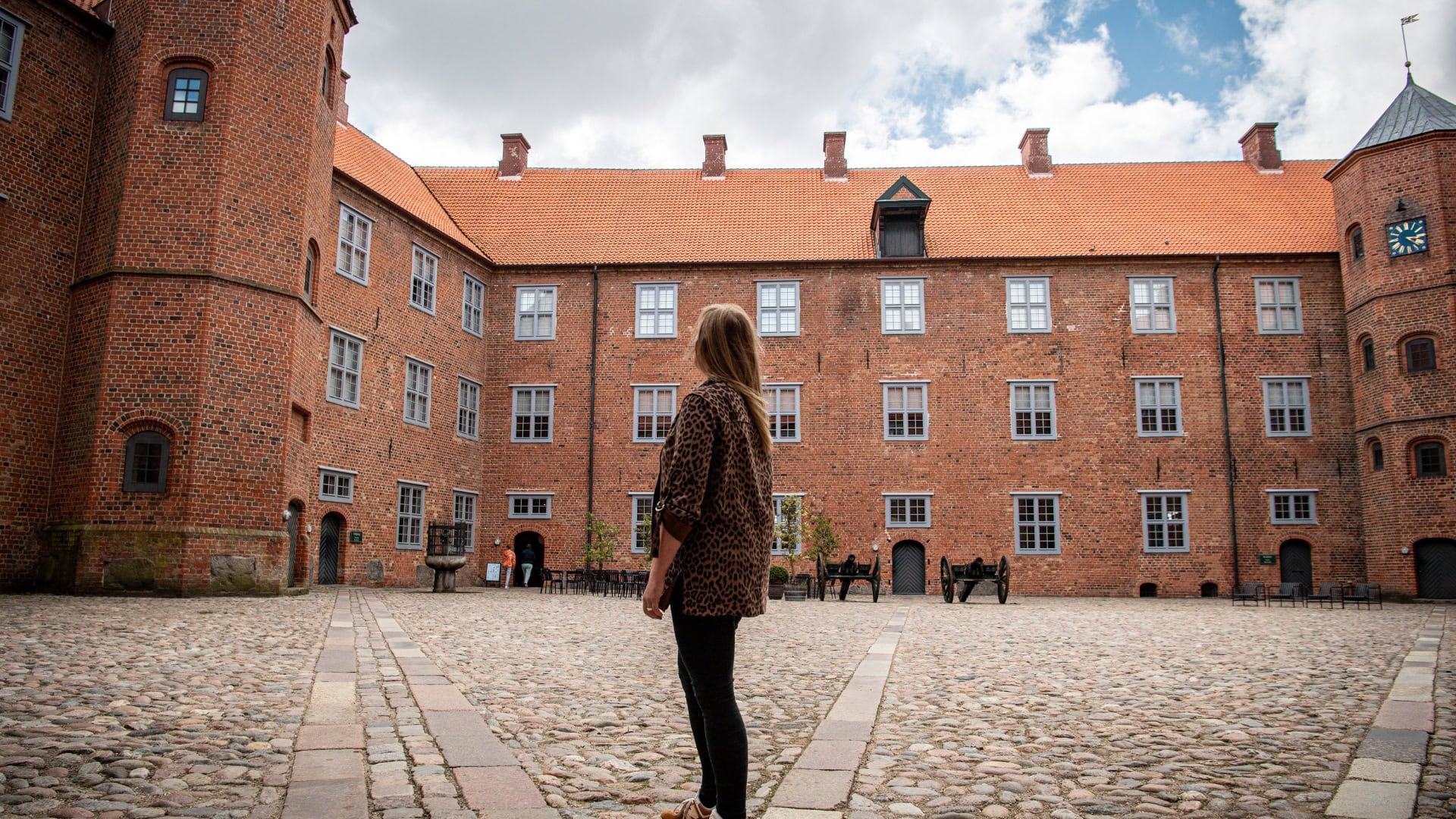 A woman is standing in the courtyard at Sønderborg Castle