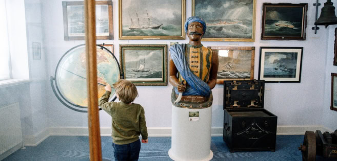 Ein kleiner Junge in der Ausstellung in Kulturgeschichte Apenrade