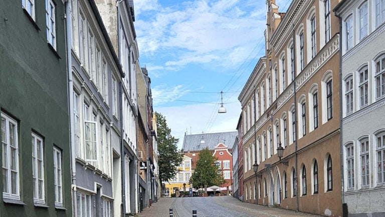 SE MØDESTED HER