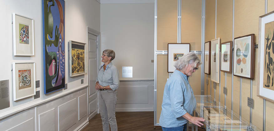 To kvinder står i en kunstudstilling